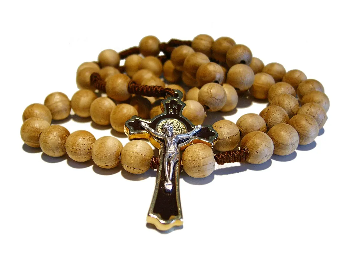 como se reza el rosario resumen - Cuáles son los 20 misterios del rosario